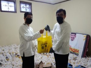 PKS Kota Tegal Salurkan Paket Cangkingan Sembako dari Pak Fikri