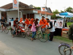 Milad ke-20, PKS Kota Tegal Bagi 8.700 Takjil on The Road