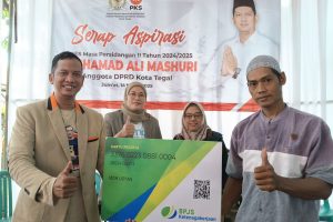 Mochamad Ali Mashuri Serahkan Secara Simbolis Kartu BPJS Ketenagakerjaan Bagi Pekerja Rentan