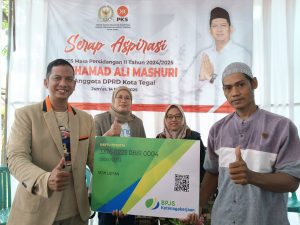 Mochamad Ali Mashuri Serahkan Secara Simbolis Kartu BPJS Ketenagakerjaan Bagi Pekerja Rentan
