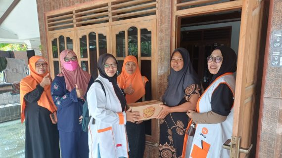 TEGAL BARAT KOMPAK, BERGERAK, BERDAMPAK: DPC PKS salurkan bantuan untuk korban ROB di Muarareja