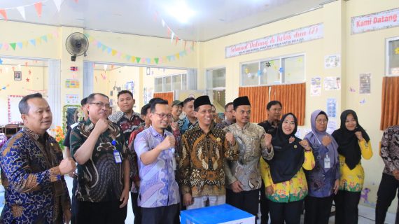 Responsif Kebutuhan Sekolah: H. Abdul Ghoni Lengkapi Ekosistem Belajar di Tegal Selatan