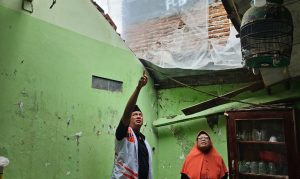 Atap Berbalut Plastik, Rumah Warga di Tegal Tak Tersentuh Bantuan Akibat Terganjal Data Desil