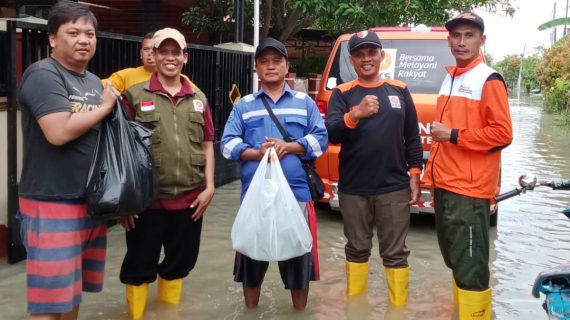 Fraksi PKS Tegal Salurkan Logistik dan Tinjau Banjir di Krandon-Kaligangsa
