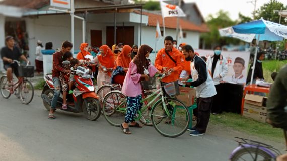 Milad ke-20, PKS Kota Tegal Bagi 8.700 Takjil on The Road