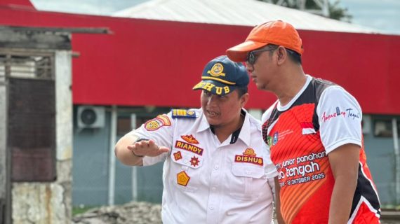 Bantalan Rel Kereta Diperbaiki,  Kerikil Berserakan, Banyak Pengendara Terpeleset