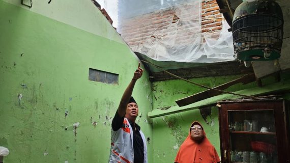 Atap Berbalut Plastik, Rumah Warga di Tegal Tak Tersentuh Bantuan Akibat Terganjal Data Desil