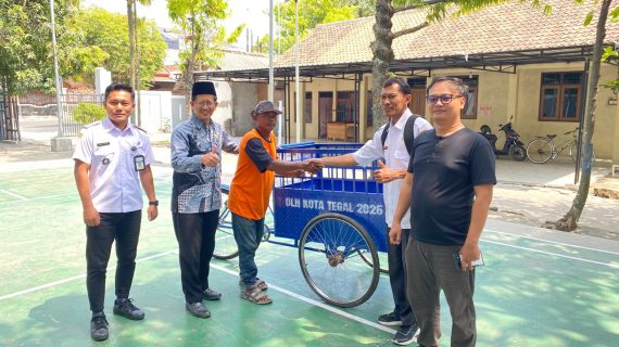 Amiruddin Salurkan Tiga Becak Sampah di Slerok dan Kejambon