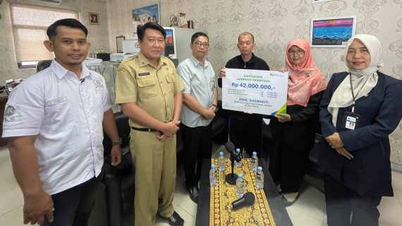 Kawal Proteksi Pekerja Rentan, Erni Ratnani Serahkan Manfaat JKM di Tegal